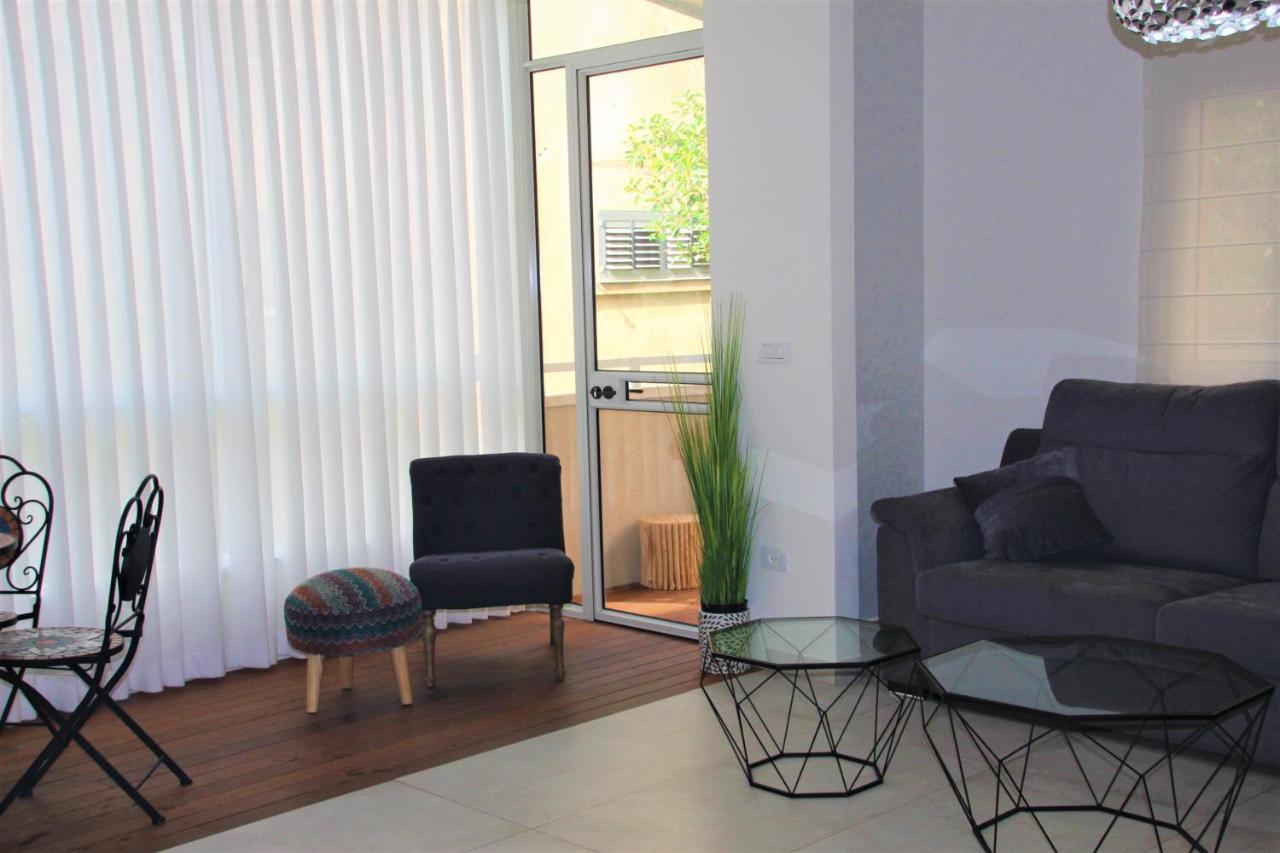 Arianked Palace With Private Parking Tel Aviv Exterior photo